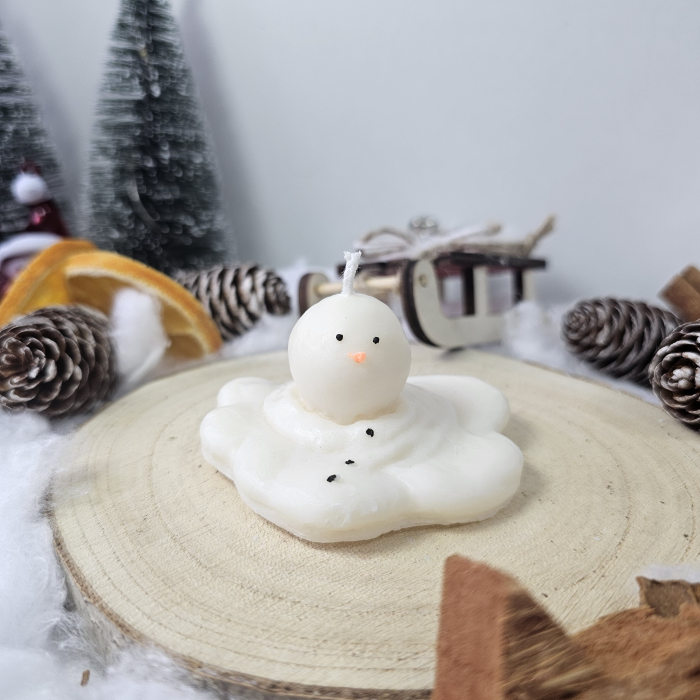Lumânare decorativă „Omul de Zăpadă Topit – Zâmbet de Iarnă” – Alb – 40g – Ceară de soia 100% naturală [8]