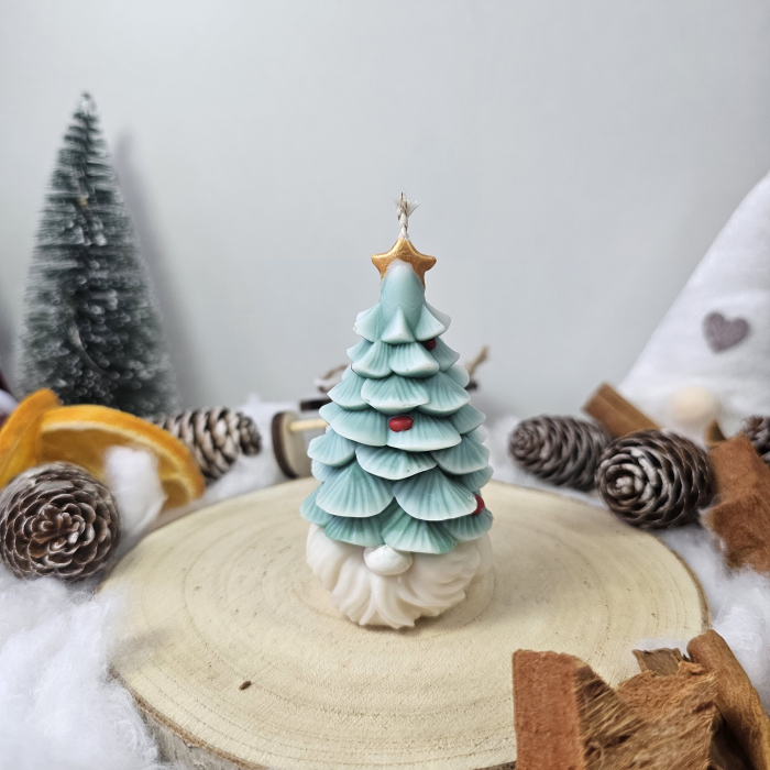 Lumânare decorativă „Spiridușul din Brad” – 65g – Ceară de soia pictată manual [2]