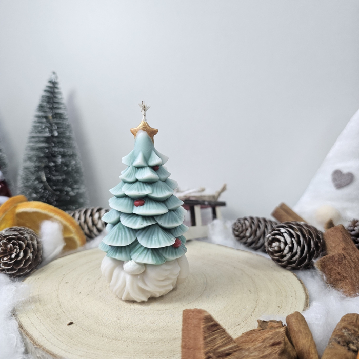 Lumânare decorativă „Spiridușul din Brad” – 65g – Ceară de soia pictată manual [7]