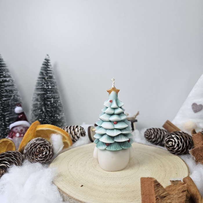 Lumânare decorativă „Spiridușul din Brad” – 65g – Ceară de soia pictată manual [5]