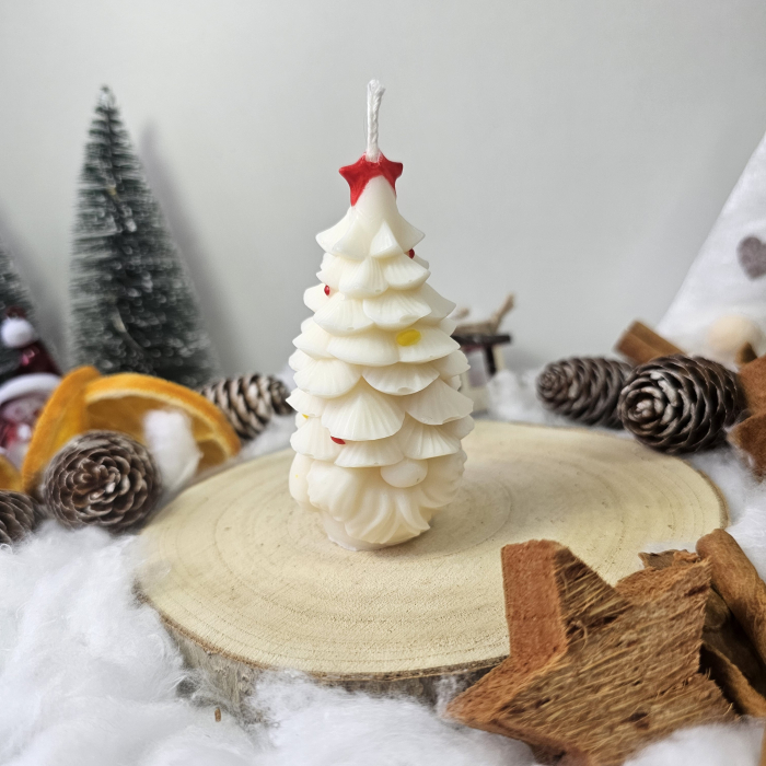 Lumânare decorativă „Spiridușul din Brad” -Alb– 65g – Ceară de soia pictată manual [2]