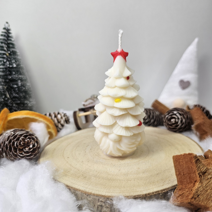 Lumânare decorativă „Spiridușul din Brad” -Alb– 65g – Ceară de soia pictată manual [5]