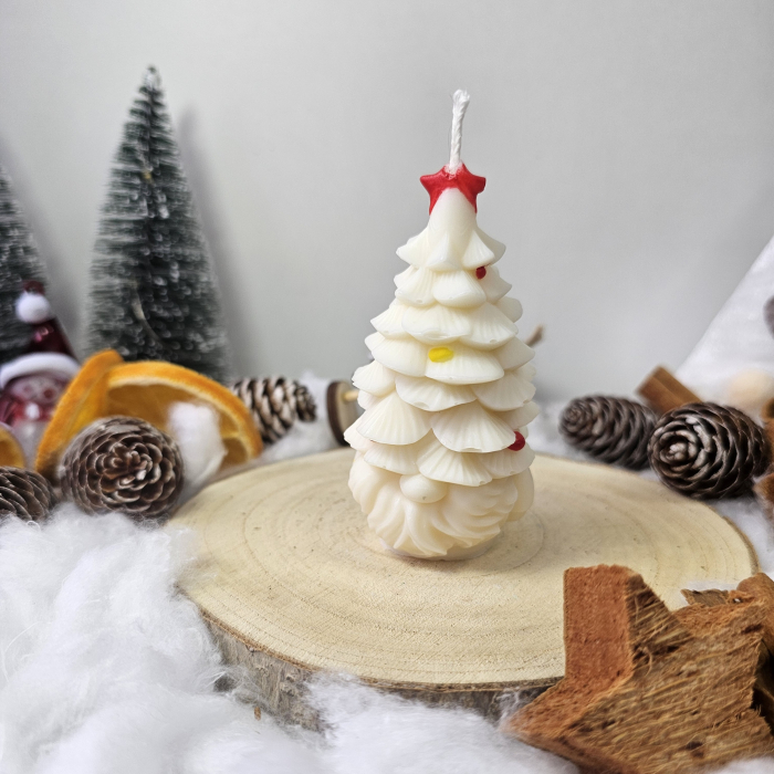 Lumânare decorativă „Spiridușul din Brad” -Alb– 65g – Ceară de soia pictată manual [1]