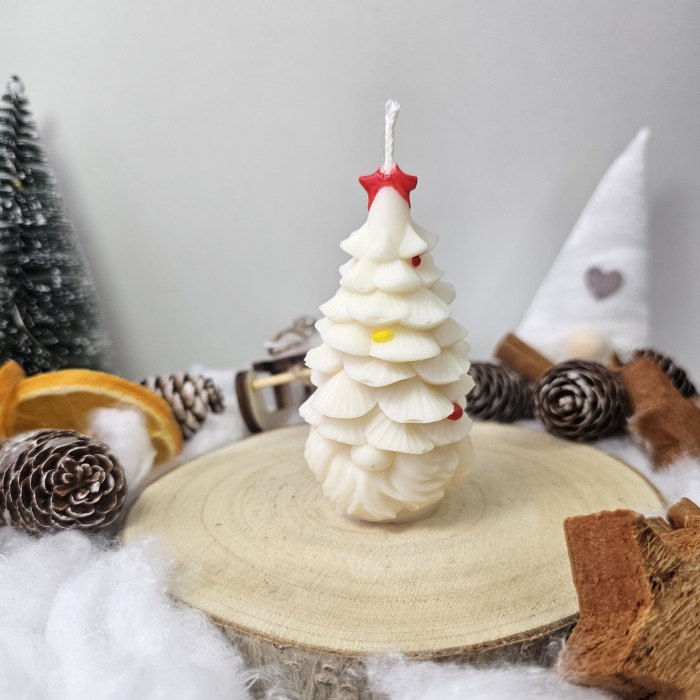 Lumânare decorativă „Spiridușul din Brad” -Alb– 65g – Ceară de soia pictată manual [6]