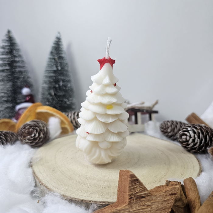 Lumânare decorativă „Spiridușul din Brad” -Alb– 65g – Ceară de soia pictată manual [3]