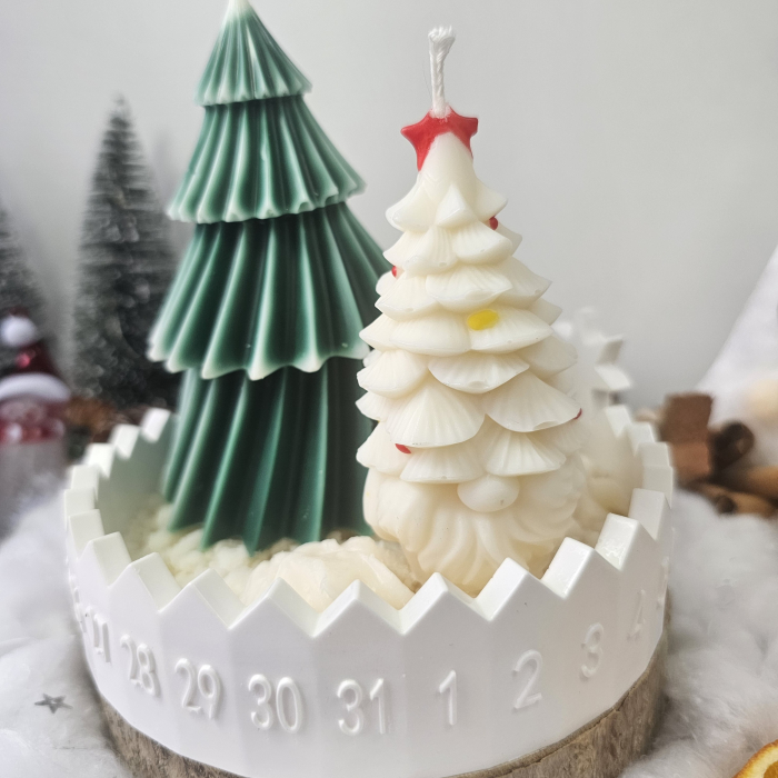 Set decorativ „Alb de iarnă” – brăduț și gnom din ceară pe suport ceramic [1]