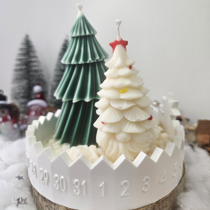 Set decorativ „Alb de iarnă” – brăduț și gnom din ceară pe suport ceramic [8]