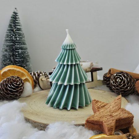 Lumânări decorative - Lumânare decorativă „Bradul Răsfățat” –  Zăpadă pe Crenguțe – 70g - Ceara de soia 100% naturala