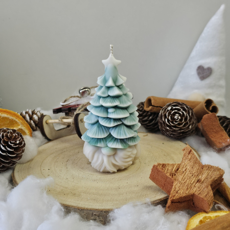 Lumânare decorativă „Bradul Spiridușului” – Zăpadă pe Crenguțe – 65g - Ceara de soia 100% naturala [1]