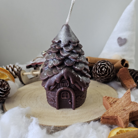 Lumânări decorative - Lumânare decorativă „Căsuța din Poveste –Magia Sărbătorilor”-Maro,Alb– 140g– Ceară de soia 100% naturală