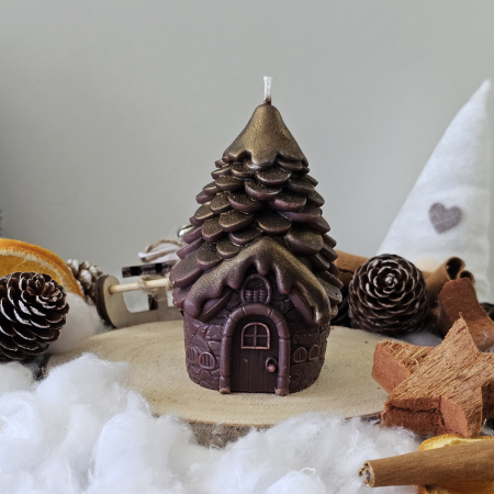 Lumânări decorative - Lumânare decorativă „Căsuța din Poveste –Magia Sărbătorilor”- Maro inchis – 140g– Ceară de soia 100% naturală