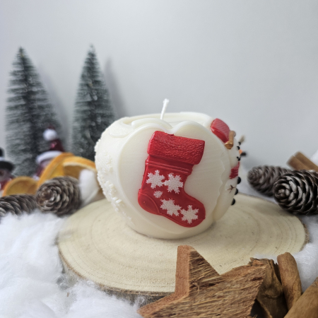 Lumânări decorative - Lumânare decorativă „Mărul Crăciunului” – Alb – 250g – Ceară de soia 100% naturală pictată manual