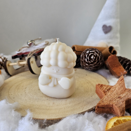 Lumânare decorativă „Omul de Zăpadă Poznaș” – Alb – 60g – Ceară de soia 100% naturală [3]