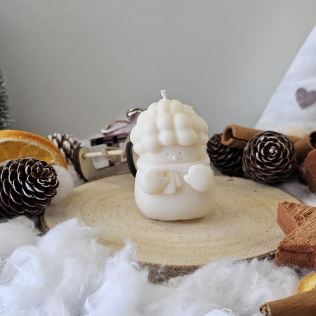 Lumânare decorativă „Omul de Zăpadă Poznaș” – Alb – 60g – Ceară de soia 100% naturală [1]