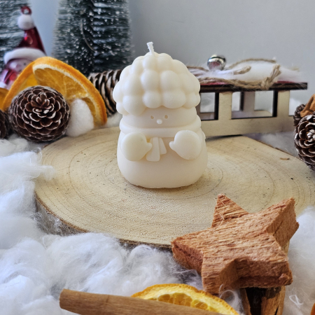 Lumânări decorative - Lumânare decorativă „Omul de Zăpadă Poznaș” – Alb – 60g – Ceară de soia 100% naturală