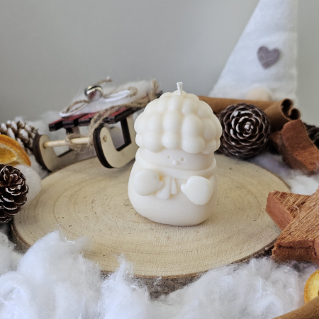 Lumânare decorativă „Omul de Zăpadă Poznaș” – Alb – 60g – Ceară de soia 100% naturală [5]