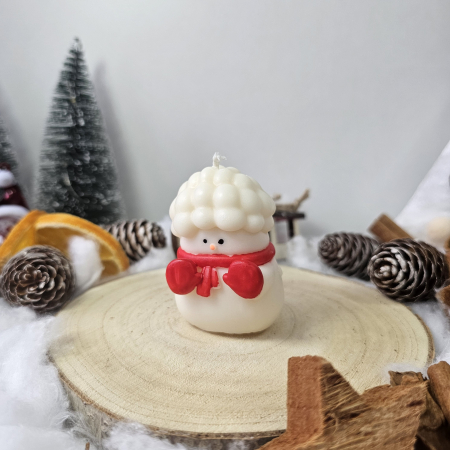 Lumânări decorative - Lumânare decorativă „Omul de Zăpadă Poznaș” – Alb – 60g – Ceară de soia 100% naturală pictată manual