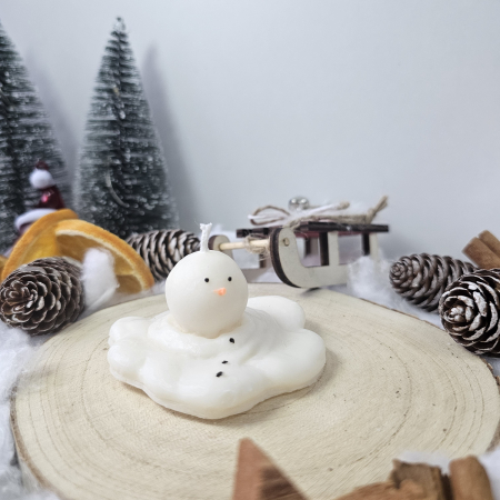 Lumânare decorativă „Omul de Zăpadă Topit – Zâmbet de Iarnă” – Alb – 40g – Ceară de soia 100% naturală [4]