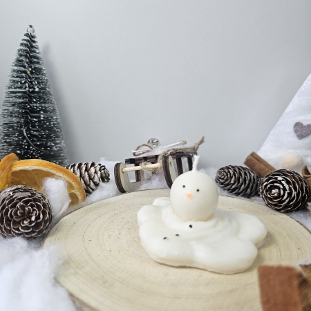 Lumânare decorativă „Omul de Zăpadă Topit – Zâmbet de Iarnă” – Alb – 40g – Ceară de soia 100% naturală [5]