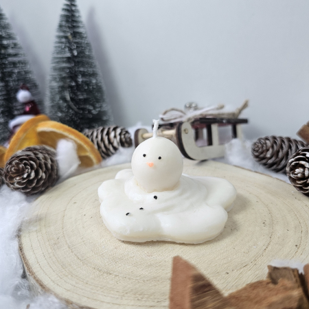 Lumânare decorativă „Omul de Zăpadă Topit – Zâmbet de Iarnă” – Alb – 40g – Ceară de soia 100% naturală [2]