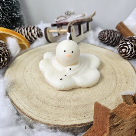 Lumânare decorativă „Omul de Zăpadă Topit – Zâmbet de Iarnă” – Alb – 40g – Ceară de soia 100% naturală [1]