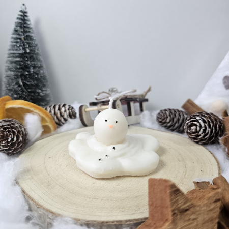 Lumânări decorative - Lumânare decorativă „Omul de Zăpadă Topit – Zâmbet de Iarnă” – Alb – 40g – Ceară de soia 100% naturală
