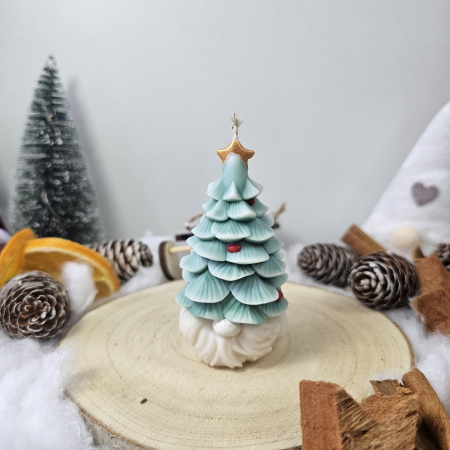 Lumânare decorativă „Spiridușul din Brad” – 65g – Ceară de soia pictată manual [2]