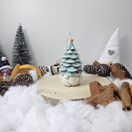 Lumânări decorative - Lumânare decorativă „Spiridușul din Brad” – 65g – Ceară de soia pictată manual