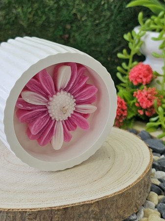 Colectia Dewi Petals - Lumanare parfumata Dewi Petals – Esenta Exotica cu Lemn de Santal & Tonka – 150g