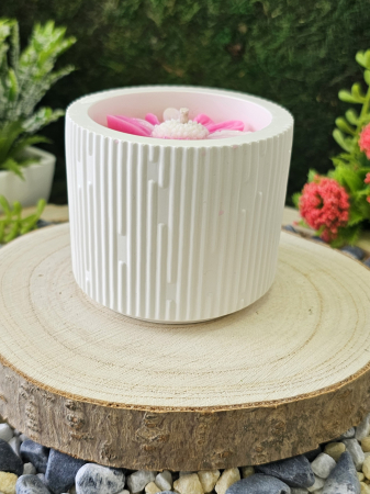 Lumanare parfumata Dewi Petals – Esenta Exotica cu Lemn de Santal & Tonka – 90g [1]