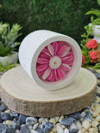 Colectia Dewi Petals - Lumanare parfumata Dewi Petals – Esenta Exotica cu Lemn de Santal & Tonka – 90g