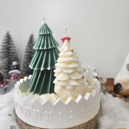 Set decorativ „Alb de iarnă” – brăduț și gnom din ceară pe suport ceramic [4]