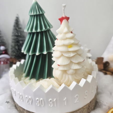 Seturi cadou - Set decorativ „Alb de iarnă” – brăduț și gnom din ceară pe suport ceramic