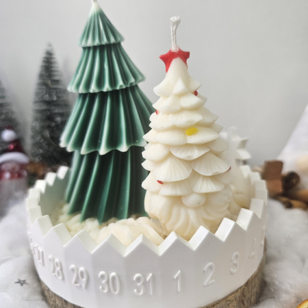 Set decorativ „Alb de iarnă” – brăduț și gnom din ceară pe suport ceramic [1]