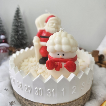 Seturi cadou - Set festiv – Moș Crăciun și om de zăpadă pe suport rotund cu calendar 1–31