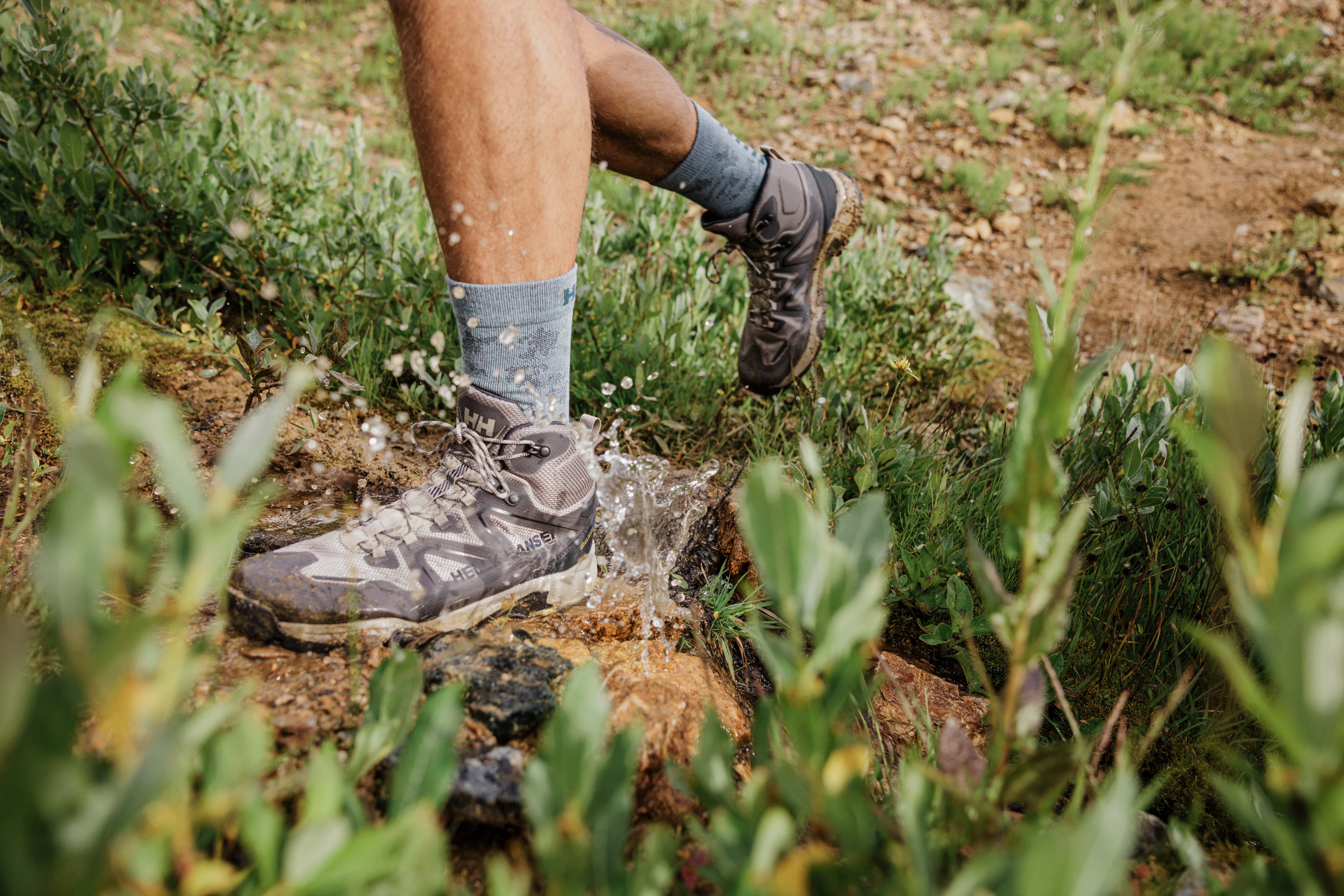 Alergare montana - ce o face diferita de trail running si cum iti alegi echipamentul corect