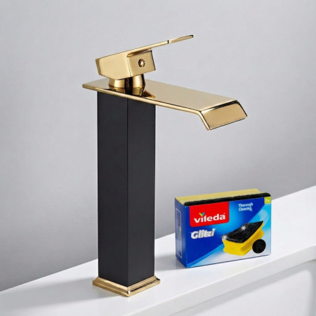Casa & Gradina - Baterie Lavoar Inalta Baie Design Modern Cascada Auriu Negru, Robinet Cu Cartus Ceramic, Debit Uniform, Comutare Usoara Apa Calda Rece, Corp Metalic Rezistent, Instalare Usoara Cu Accesorii Incluse, Cadou Burete Vileda Glitzi, 30 cm