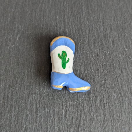 Broșe cu forme diverse - Broșă cizmuliță de cowboy cactus