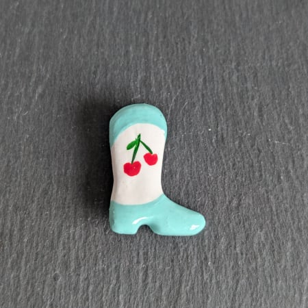 Broșe cu forme diverse - Broșă cizmuliță de cowboy cireșe