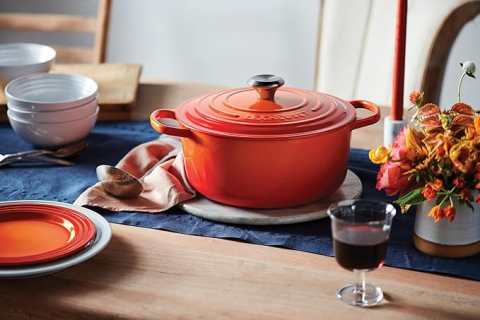 Le Creuset Signature – Oală Rotundă din Fontă Emailată cu Capac, Ø 24 cm, 4.2 L, Culoare Roșu Copt [1]