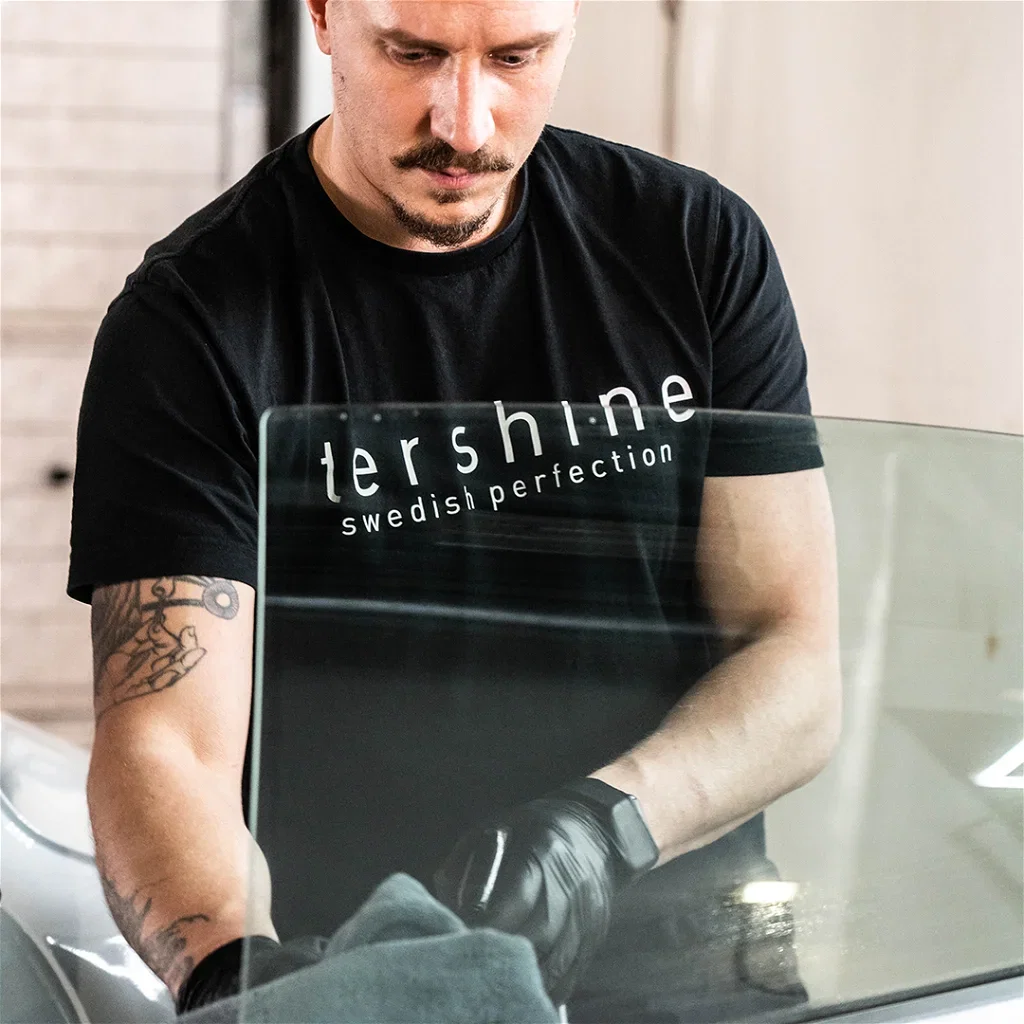 Tricou negru croială clasică cu logo tershine [2]