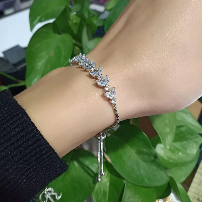 Bratara de dama model deosebit realizat din pietre zirconiu, marime reglabila, placat cu aur 18K, Tessero, argintiu [2]