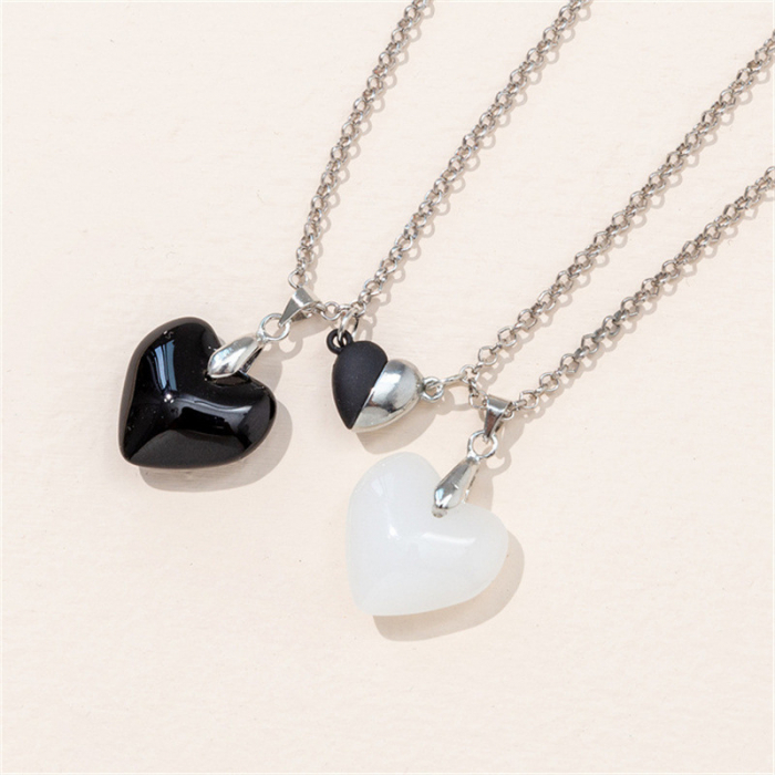 Set de doua lantisoare magnetice cu cartonas pentru cupluri, prieteni cu pandantiv vindecator in forma de inimioara din piatra semipretioasa, unisex, negru si alb [2]