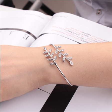 Bijuterii dama - Bratara de mana tip Bangle, model cu frunze, placat cu aur 18K, pietre zirconiu, marime reglabila, argintiu