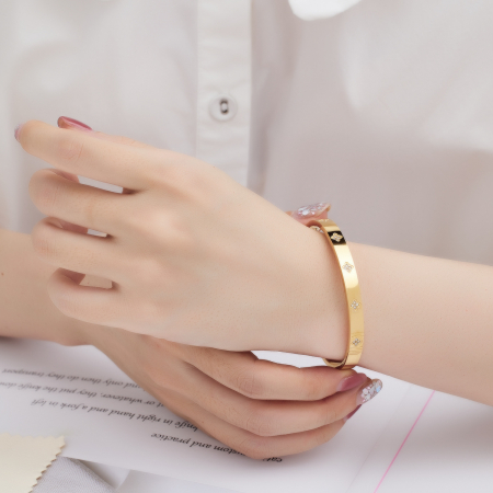 Bijuterii dama - Bratara tip Bangle fixa cu strasuri din pietre zirconiu, model cu trifoi, otel inoxidabil, prindere cu magnet, placata cu aur 18K, Tessero, auriu