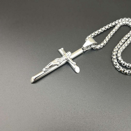 Lantisor design cubic cu pandantiv in forma de cruce cu Iisus Hristos, otel inoxidabil, placat cu aur 24K, argintiu [1]