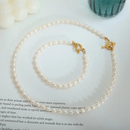 Bijuterii dama - Set bratara si colier baza gatului din perle naturale de cultura albe, acessorii din otel inoxidabil placat cu aur 18K, Tessero, alb si auriu