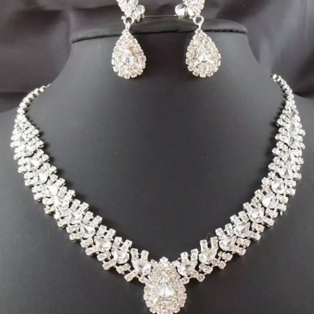Bijuterii dama - Set colier si pereche cercei rain drop de dama, model elegant pentru ocazie speciala, pietre zirconiu, placat cu aur alb 18K, argintiu