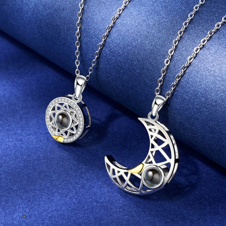 Bijuterii dama - Set de doua lantisoare proiectie in 100 de limbi "Te iubesc" cu pandantiv in forma de luna cu magnet pentru cuplu, prieteni, argintiu