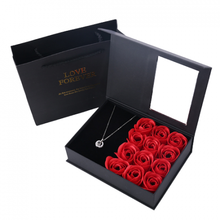 Aranjamente florale - Set trandafiri din sapun si lantisor cu pandantiv in forma de inima cu proiectie '' Te iubesc " in 100 de limbi, placat cu aur 18K, cutie depozitare cu magnet, punguta, Tessero
